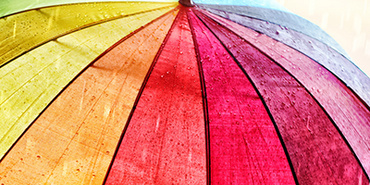 Bunter Regenschirm schützt vor Regentropfen