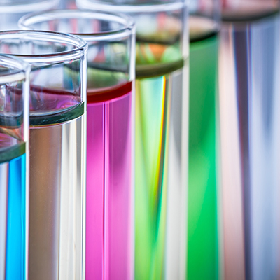 Reagenzgl&auml;ser mit bunten Fl&uuml;ssigkeiten